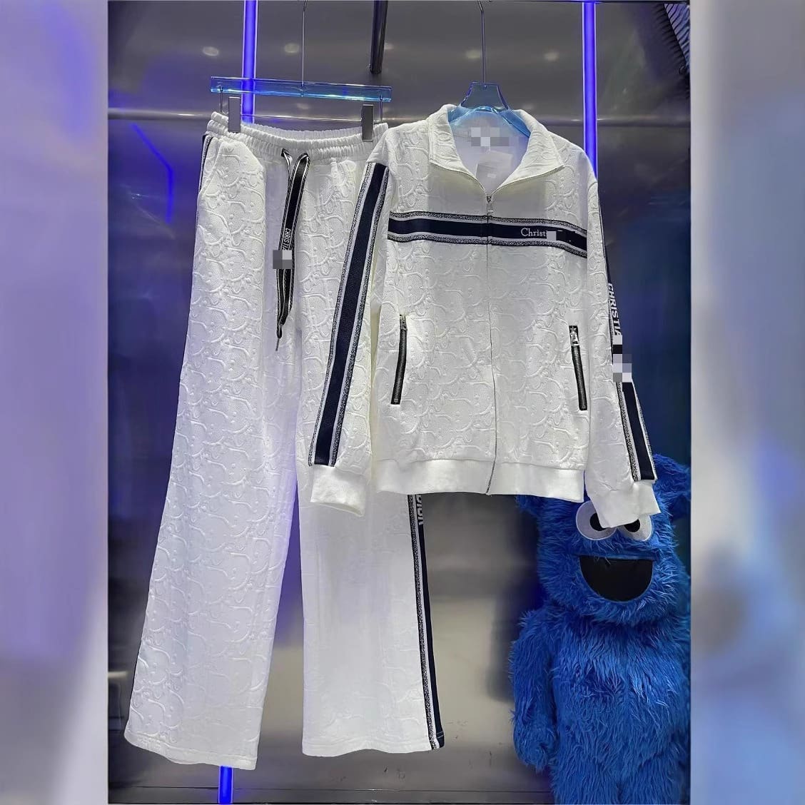 O1CN01ZxaYGw1Vk4TNLHGFA_2219417082690-0-cib.jpg Hight Quality Tracksuit For Women - Image 1